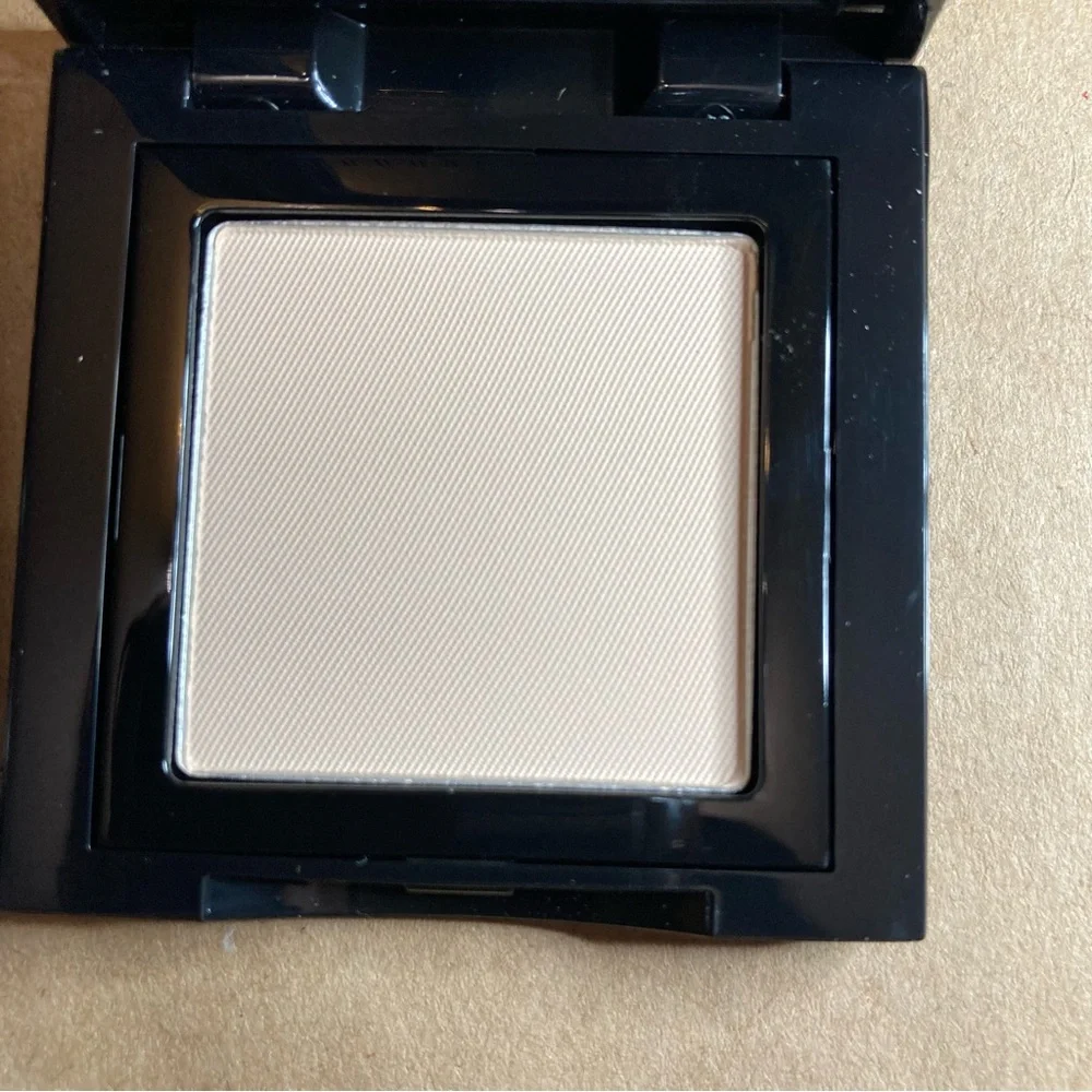 Bobbi brown eye shadow (bone 2)